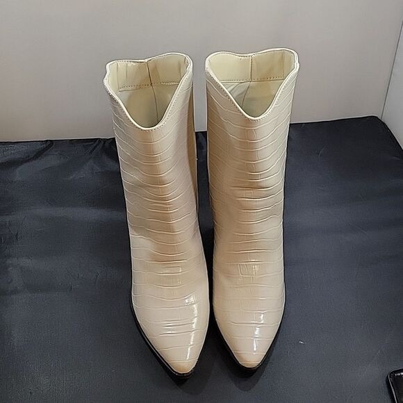 BRAND NEW QUPID POINTED TOE CHUNKY HEEL BOOT - Picture 3 of 15